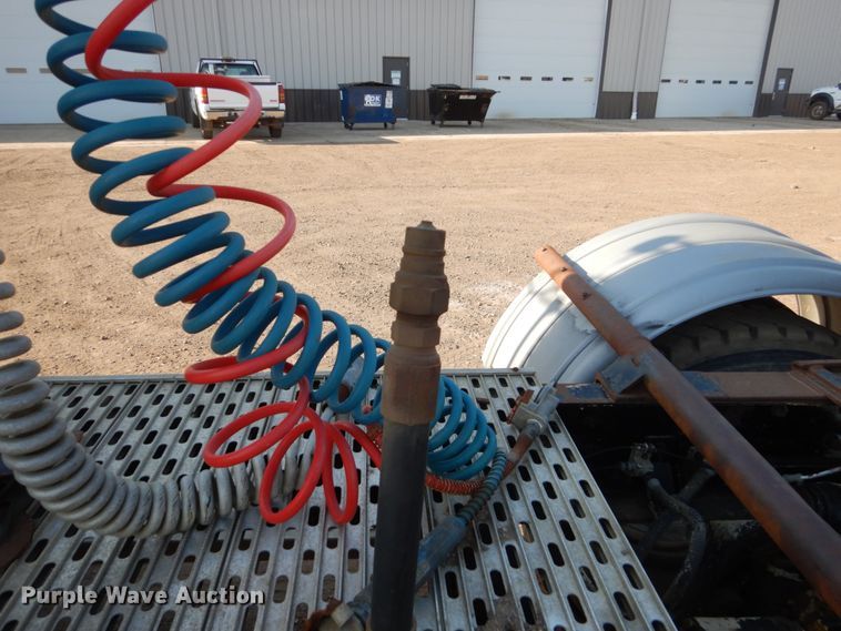 image for item HE9591 1995 Kenworth T400  semi truck