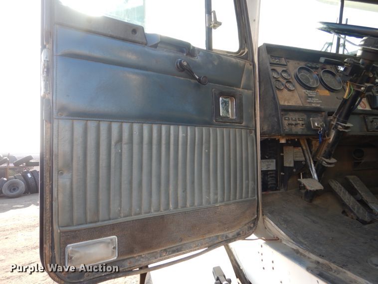 image for item HE9591 1995 Kenworth T400  semi truck