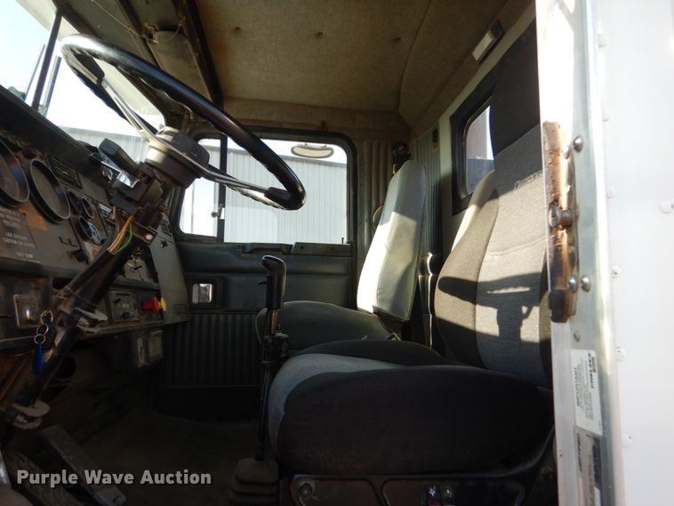 image for item HE9591 1995 Kenworth T400  semi truck