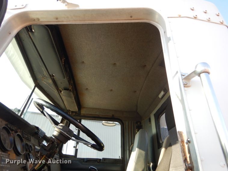 image for item HE9591 1995 Kenworth T400  semi truck