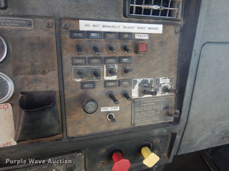 image for item HE9591 1995 Kenworth T400  semi truck