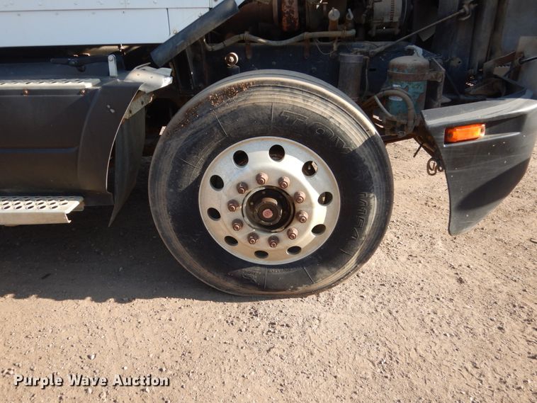 image for item HE9591 1995 Kenworth T400  semi truck