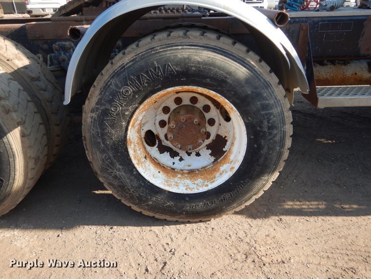 image for item HE9591 1995 Kenworth T400  semi truck