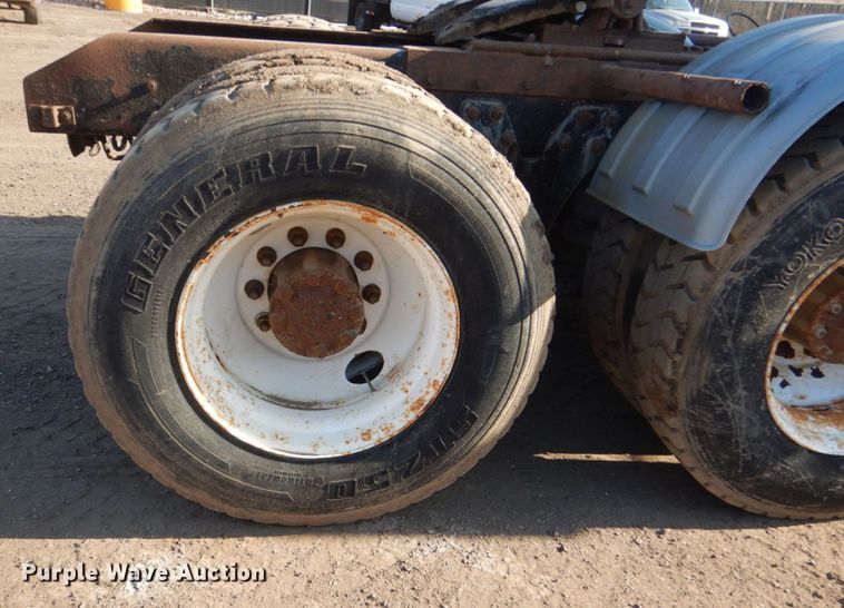 image for item HE9591 1995 Kenworth T400  semi truck