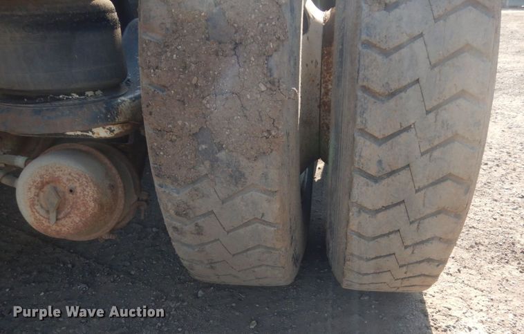 image for item HE9591 1995 Kenworth T400  semi truck