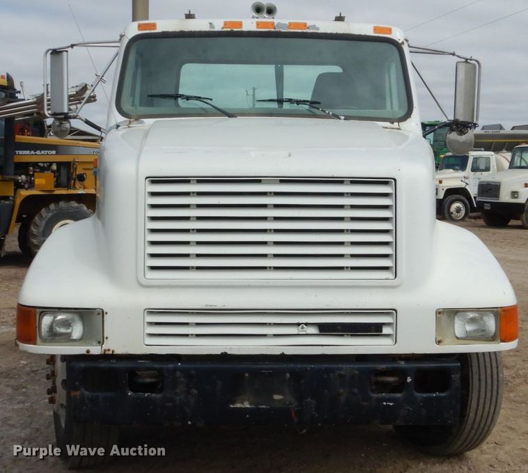 image for item HE9616 1997 International 8200  semi truck