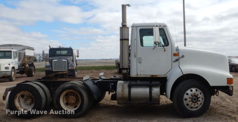 image for item HE9616 1997 International 8200  semi truck