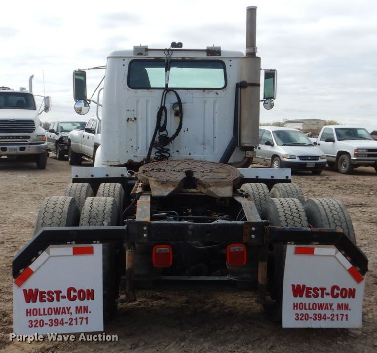 image for item HE9616 1997 International 8200  semi truck