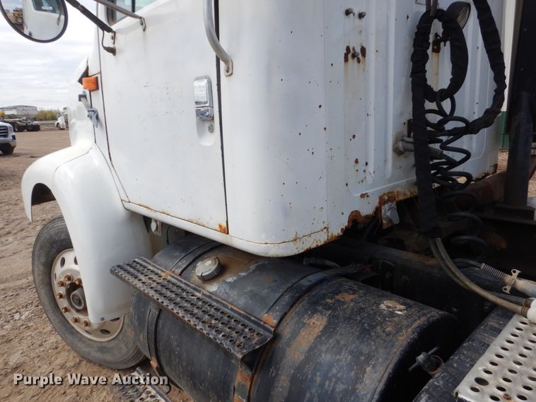 image for item HE9616 1997 International 8200  semi truck