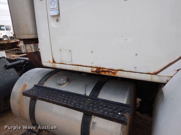 image for item HE9616 1997 International 8200  semi truck