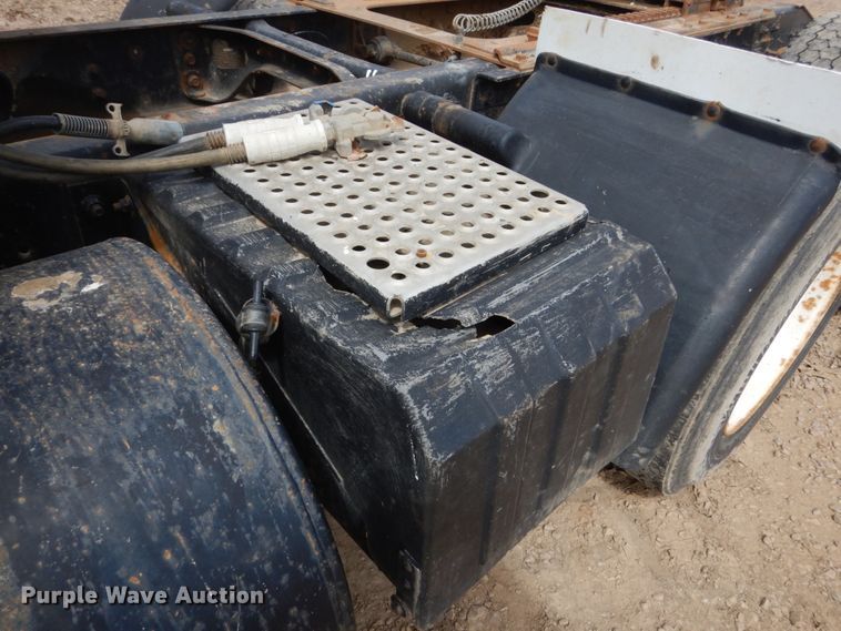 image for item HE9616 1997 International 8200  semi truck