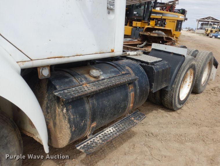 image for item HE9616 1997 International 8200  semi truck