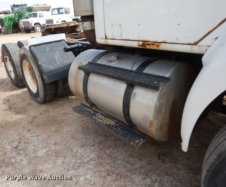 image for item HE9616 1997 International 8200  semi truck