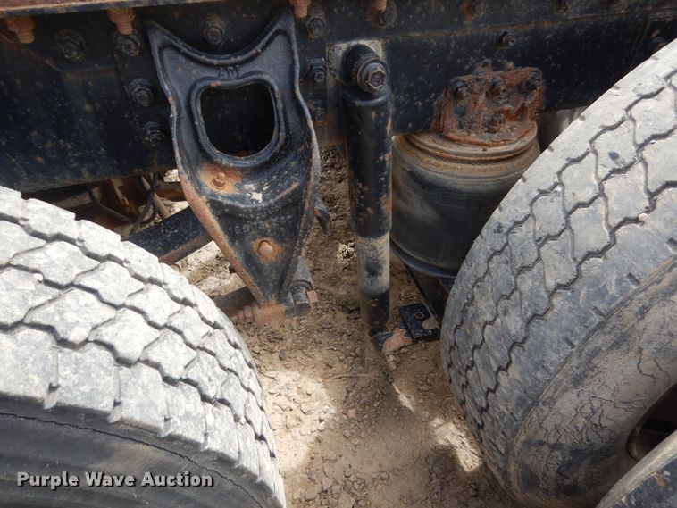 image for item HE9616 1997 International 8200  semi truck