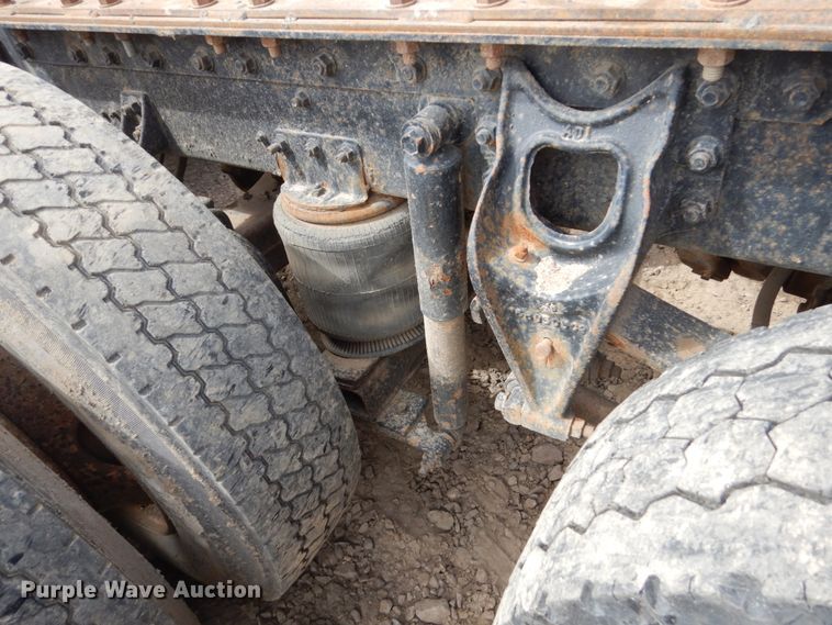 image for item HE9616 1997 International 8200  semi truck