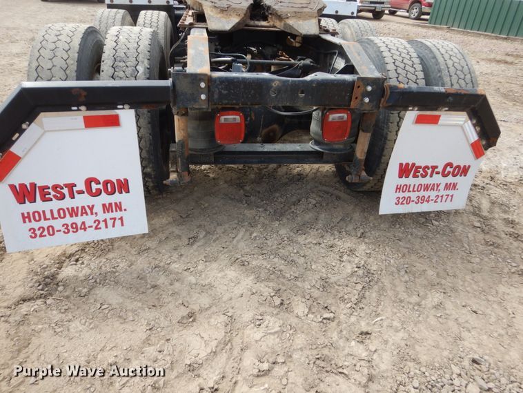 image for item HE9616 1997 International 8200  semi truck