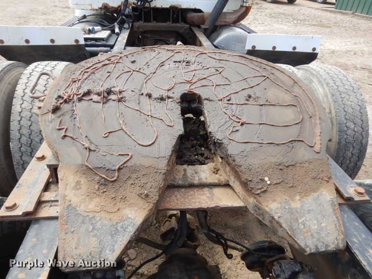 image for item HE9616 1997 International 8200  semi truck