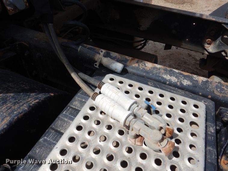 image for item HE9616 1997 International 8200  semi truck