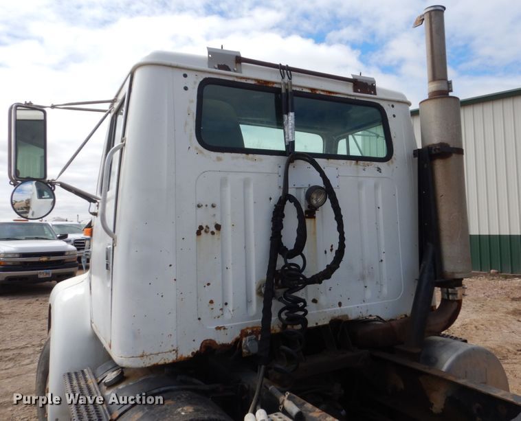 image for item HE9616 1997 International 8200  semi truck