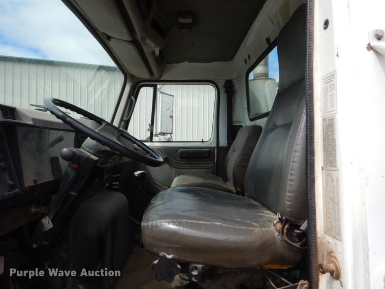 image for item HE9616 1997 International 8200  semi truck