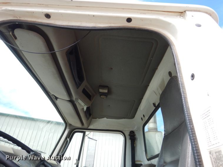 image for item HE9616 1997 International 8200  semi truck