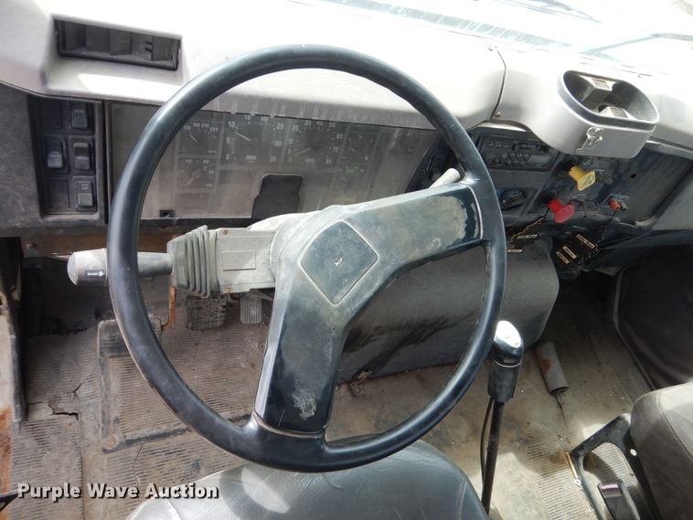 image for item HE9616 1997 International 8200  semi truck