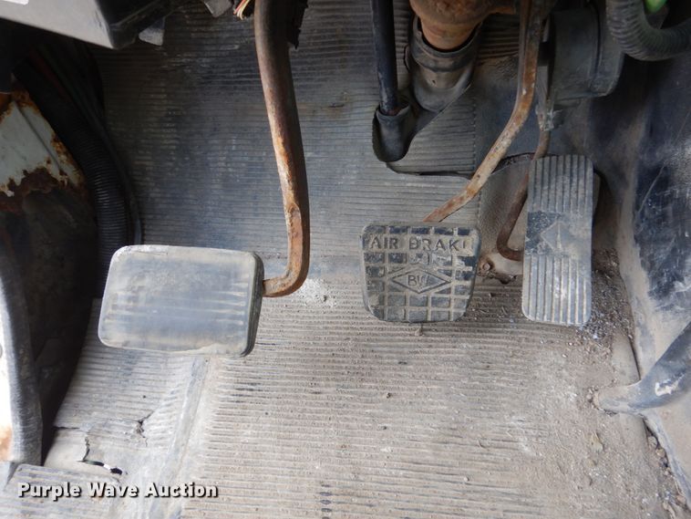 image for item HE9616 1997 International 8200  semi truck