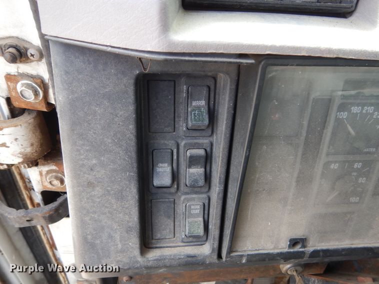 image for item HE9616 1997 International 8200  semi truck