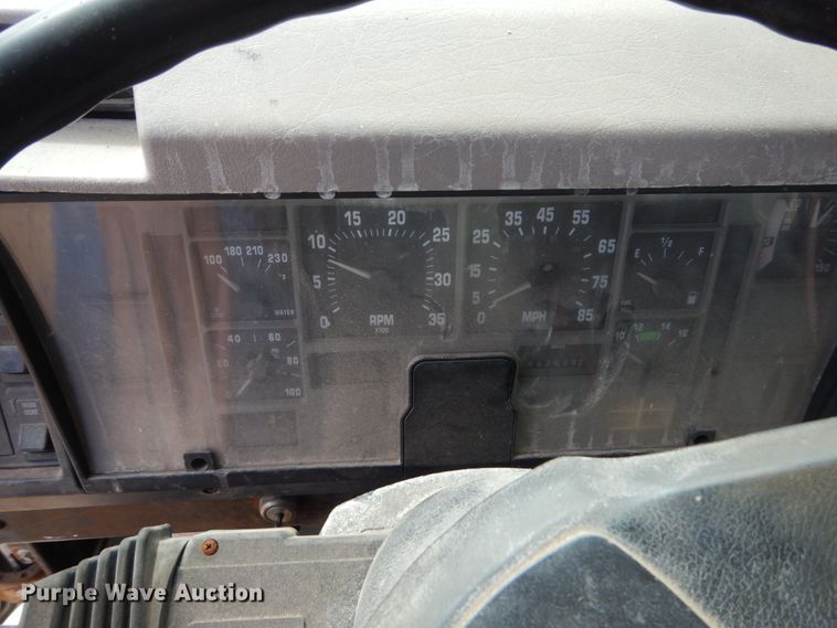 image for item HE9616 1997 International 8200  semi truck