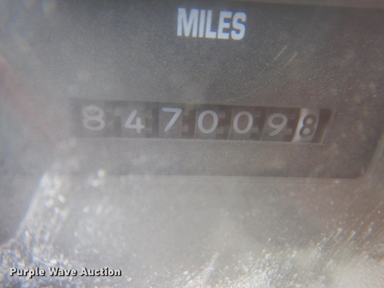 image for item HE9616 1997 International 8200  semi truck