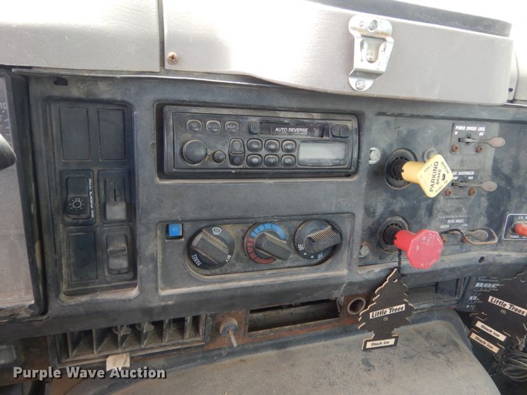 image for item HE9616 1997 International 8200  semi truck