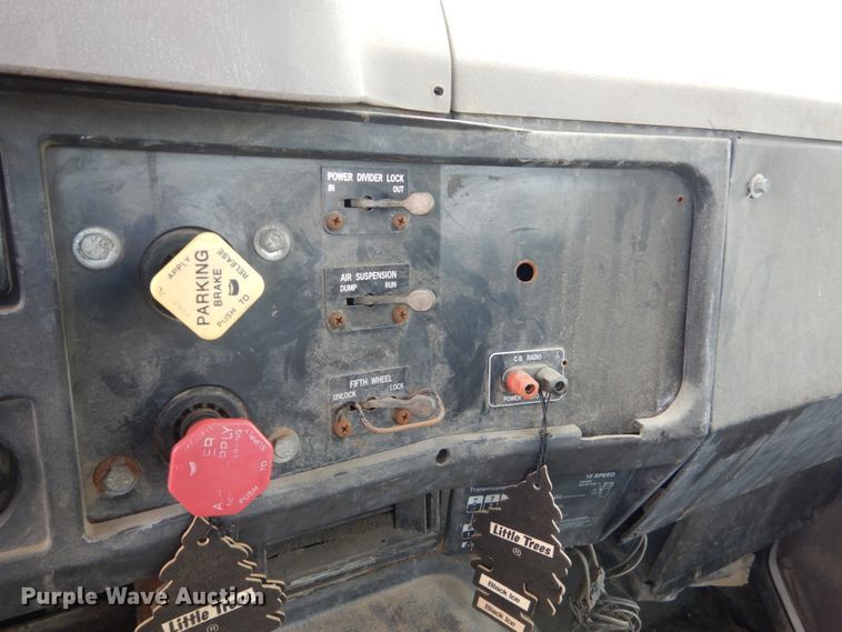 image for item HE9616 1997 International 8200  semi truck