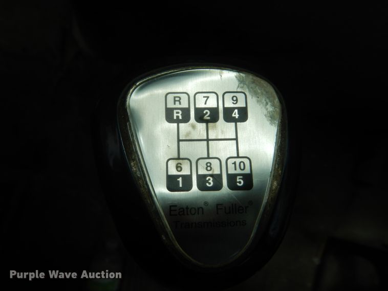 image for item HE9616 1997 International 8200  semi truck