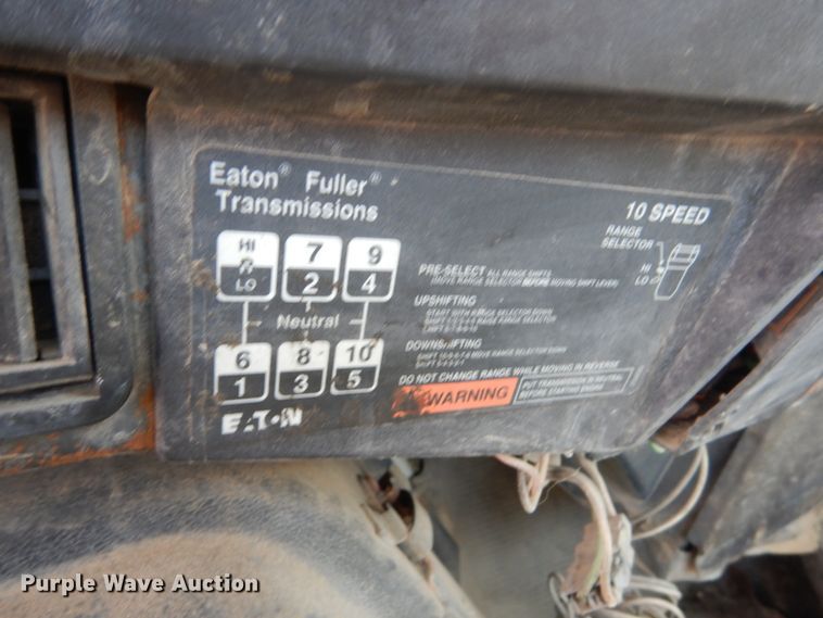 image for item HE9616 1997 International 8200  semi truck