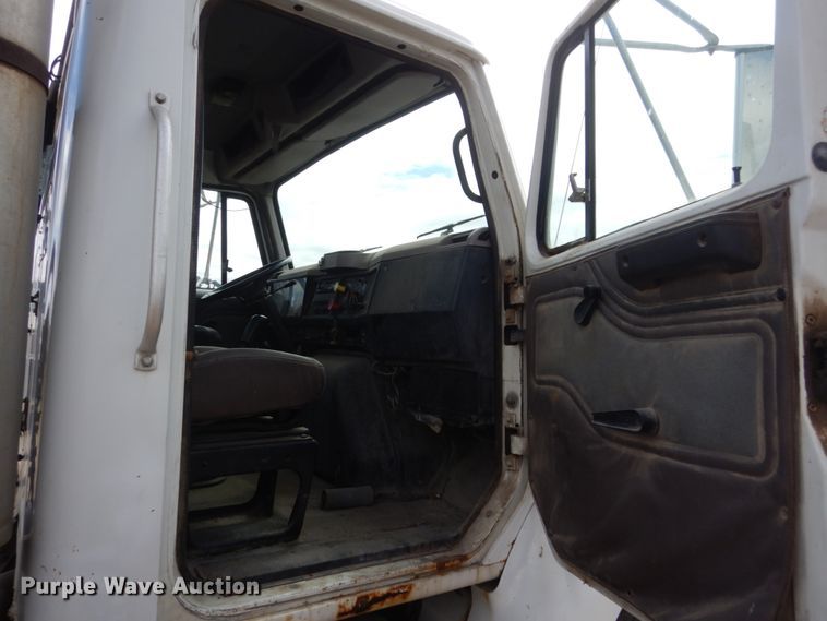 image for item HE9616 1997 International 8200  semi truck