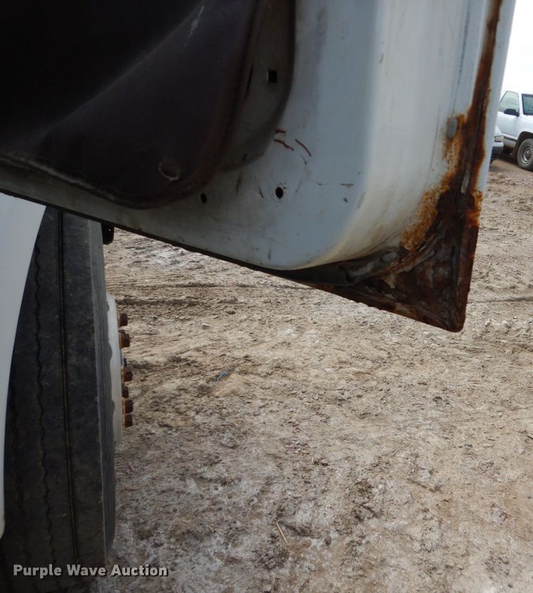 image for item HE9616 1997 International 8200  semi truck