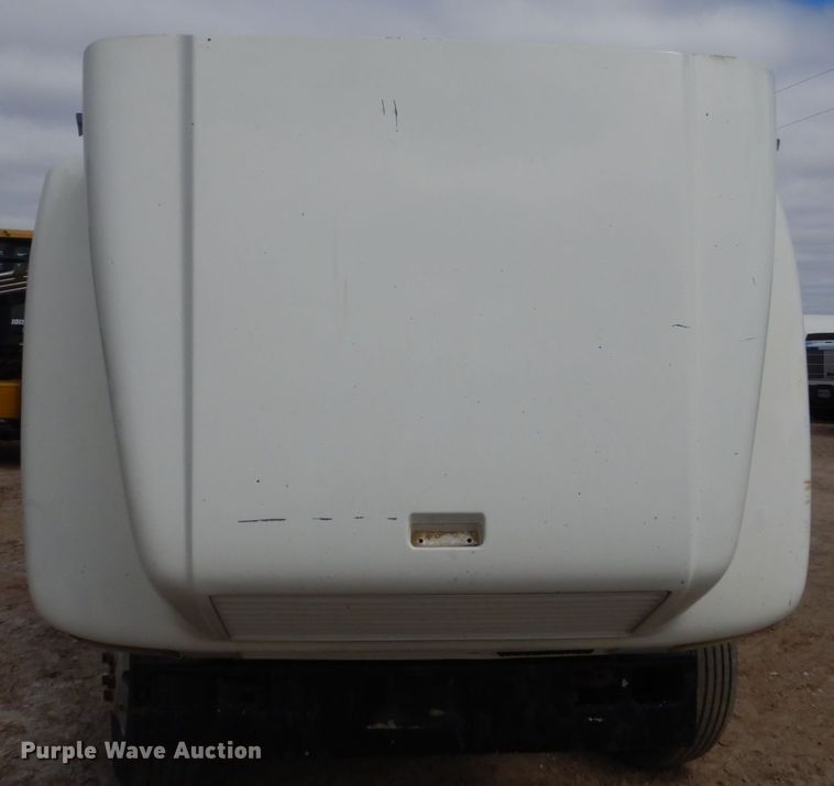 image for item HE9616 1997 International 8200  semi truck