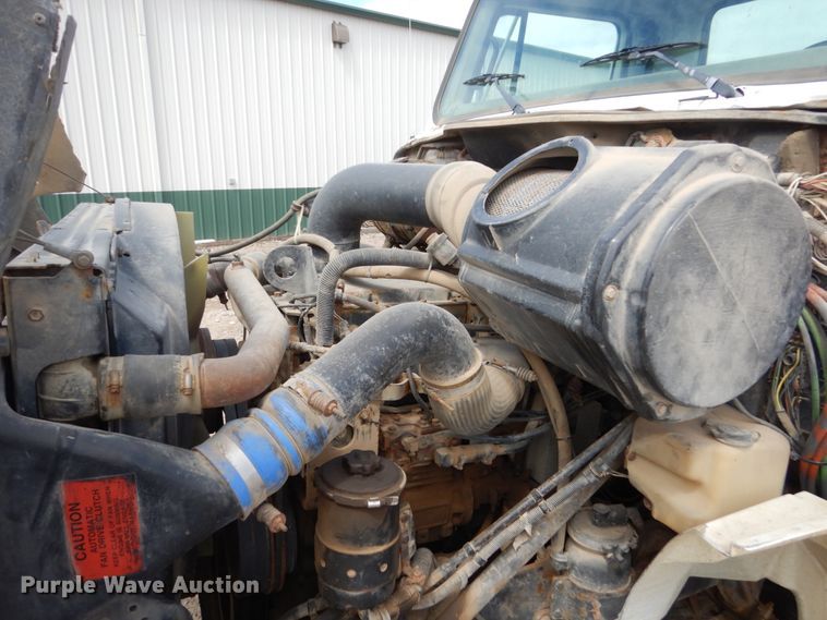 image for item HE9616 1997 International 8200  semi truck