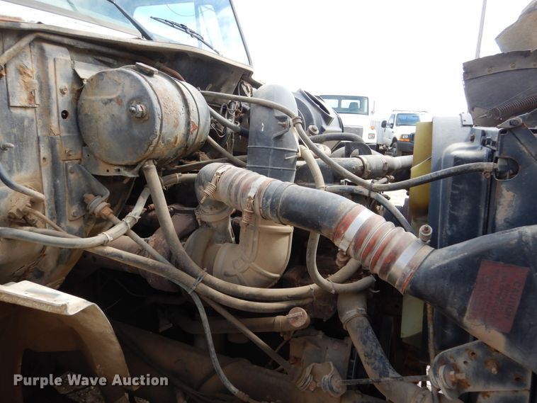 image for item HE9616 1997 International 8200  semi truck