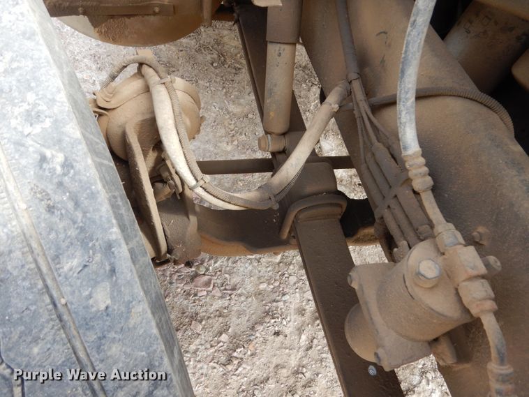 image for item HE9616 1997 International 8200  semi truck