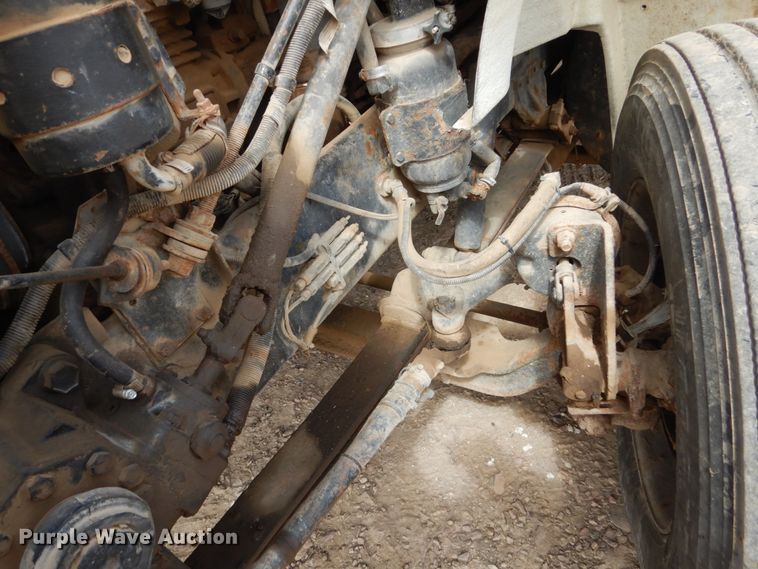 image for item HE9616 1997 International 8200  semi truck