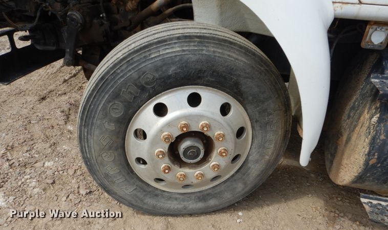 image for item HE9616 1997 International 8200  semi truck