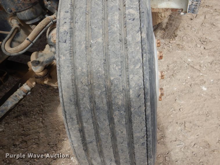 image for item HE9616 1997 International 8200  semi truck