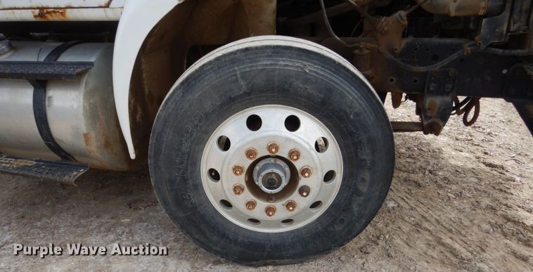 image for item HE9616 1997 International 8200  semi truck