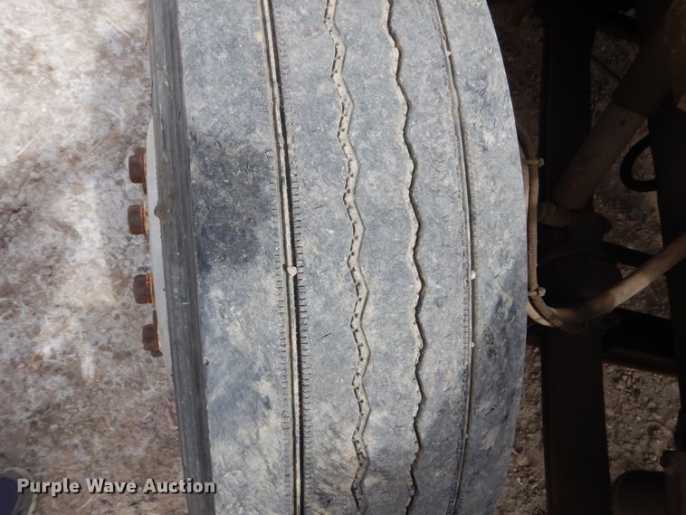 image for item HE9616 1997 International 8200  semi truck