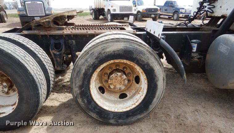 image for item HE9616 1997 International 8200  semi truck