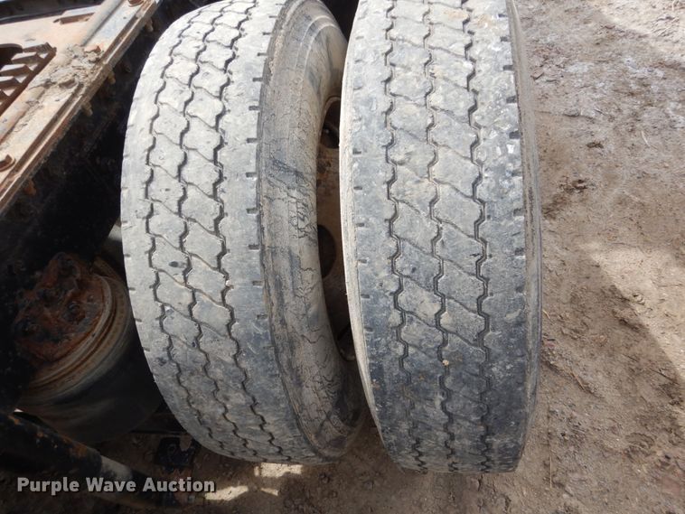 image for item HE9616 1997 International 8200  semi truck