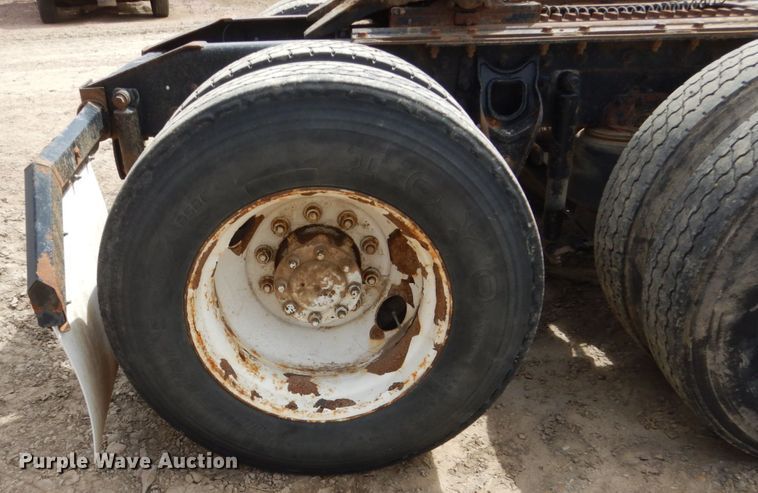 image for item HE9616 1997 International 8200  semi truck