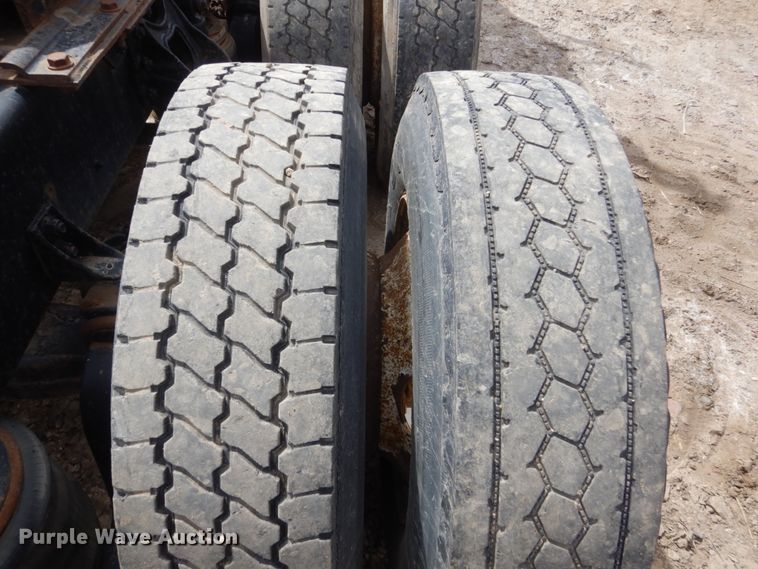 image for item HE9616 1997 International 8200  semi truck