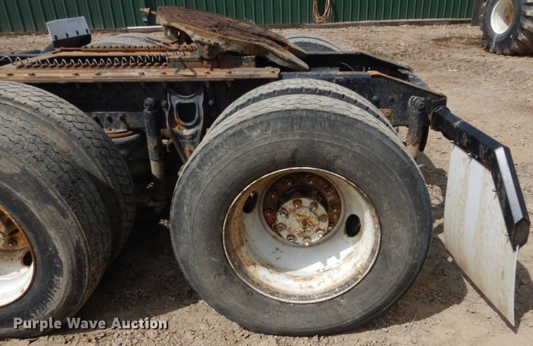 image for item HE9616 1997 International 8200  semi truck